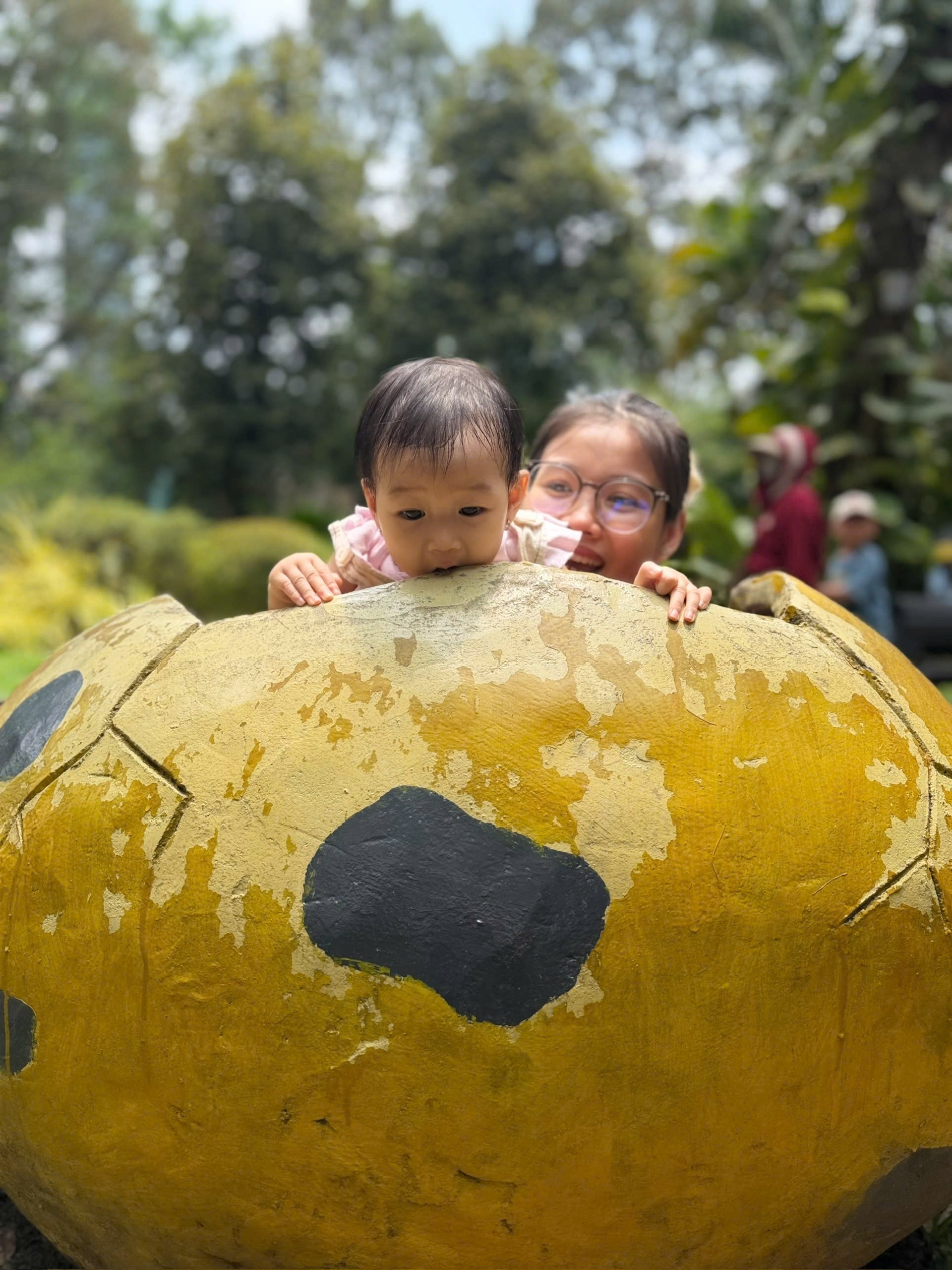 Thấy gì cũng tò mò, thấy gì cũng muốn chạm — tuổi thơ của con bắt đầu từ những điều nhỏ xíu như vậy.