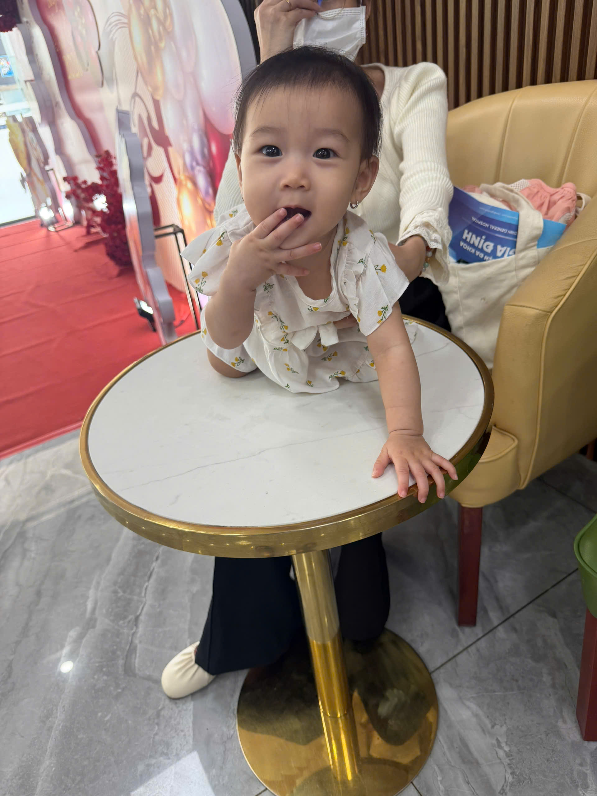 Ánh mắt tò mò, bàn tay nhỏ xíu chạm vào thế giới