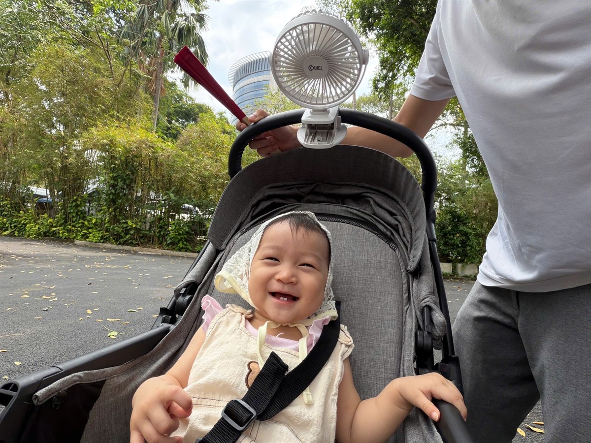 Cười tít trên xe đẩy